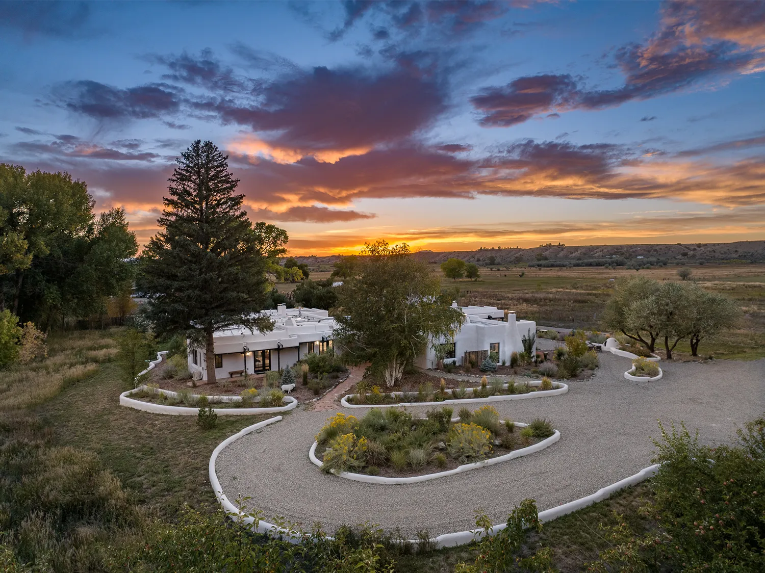 Gem Hacienda — sunset adobe ranch with mountain views, Taos.